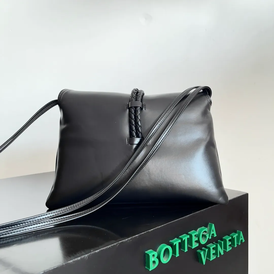 Batch 1680 Inspired by the 1970s, the Bottega Veneta women's logo shoulder bag has a smooth leather surface that brings a clean and handsome feel, just like the neatness and tenacity of a working woman. The front buckle is made of high-quality hardware pendant, the overall retro elegance, and the excellent leather feels soft. This Bottega Veneta series can be described as beautiful, weakening the complexity of the outfit, not competing for it, and only using the best quality to interpret itself. Style number: 806034 (large size) Size: 30*20*8cm